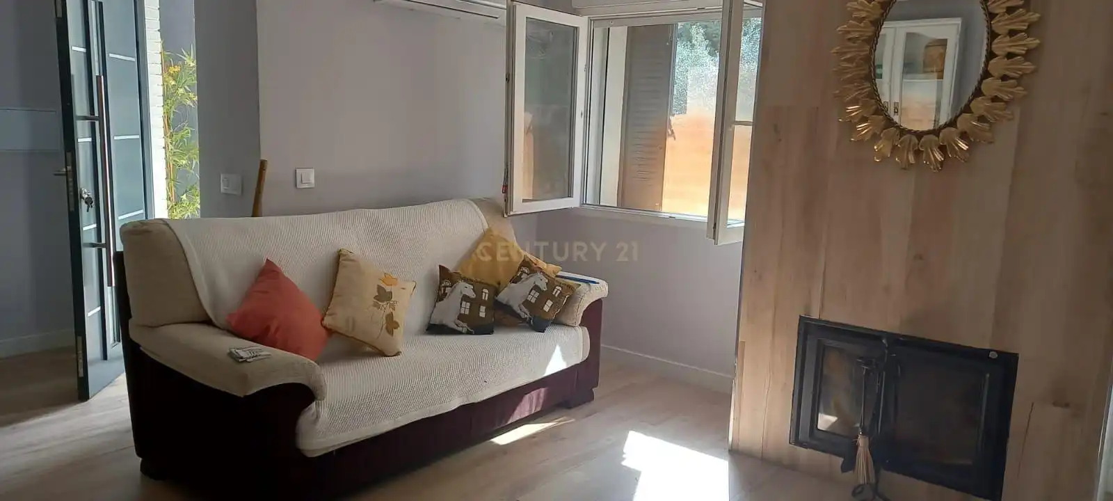 Sala d'estar de Casa o xalet en venda en Sierra de Fuentes amb Jardí privat i Moblat