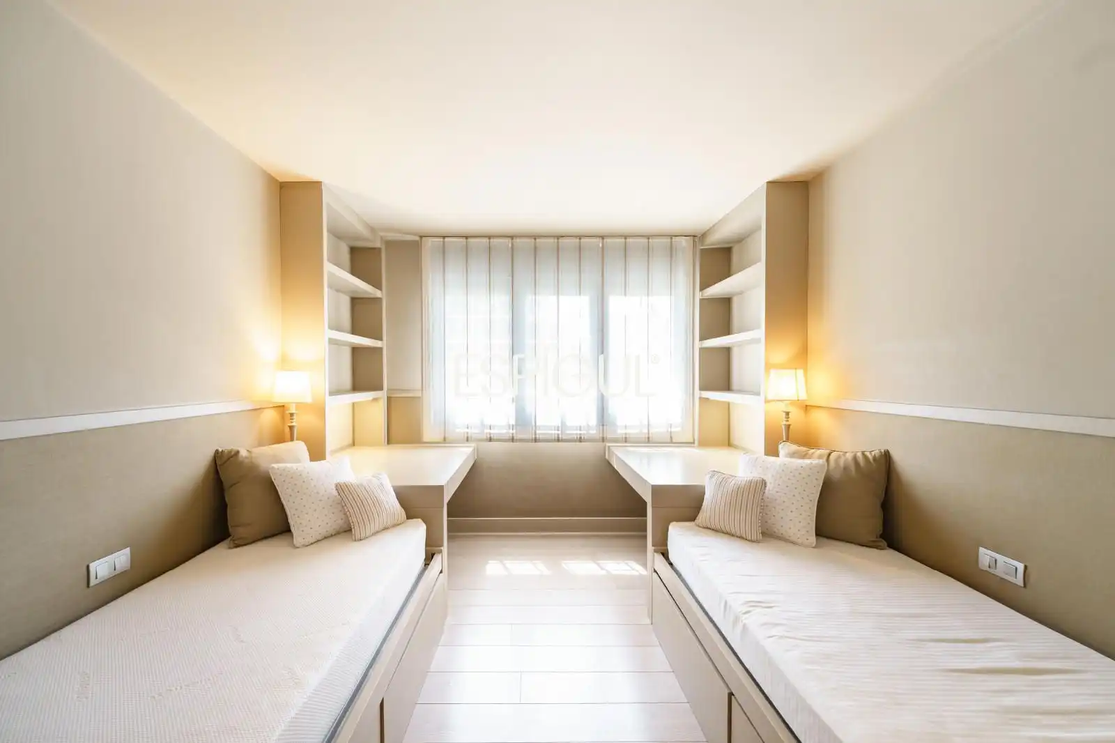 Bedroom of Flat for rent in Sant Cugat del Vallès  with Air Conditioner, Heating and Parquet flooring