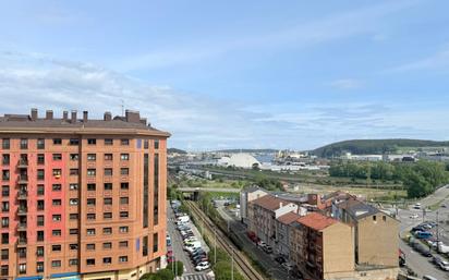Vista exterior de Pis en venda en Avilés amb Calefacció, Parquet i Terrassa