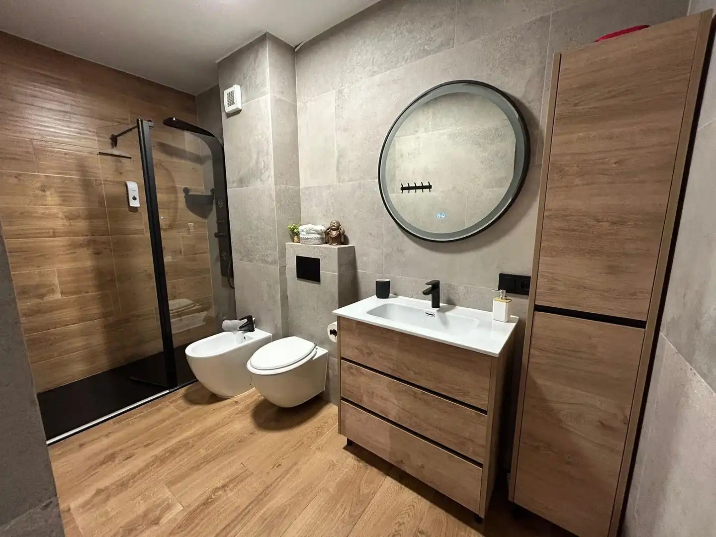 Baño de Apartamento en venta en Torrevieja con Aire acondicionado, Amueblado y Balcón