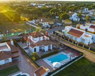 Vista exterior de Casa o xalet de lloguer en El Portil amb Aire condicionat, Terrassa i Piscina