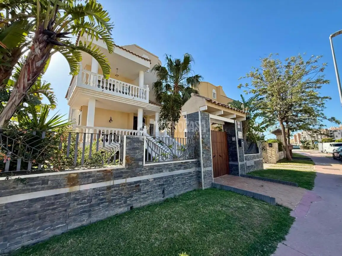 Vista exterior de Casa o xalet en venda en Benalmádena amb Aire condicionat, Jardí privat i Terrassa