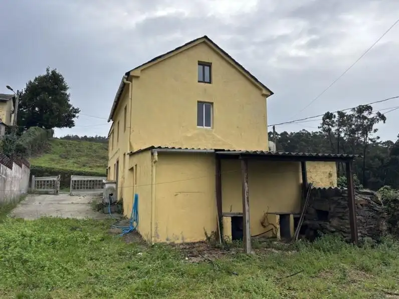 Vista exterior de Casa o xalet en venda en Ortigueira amb Calefacció, Jardí privat i Traster