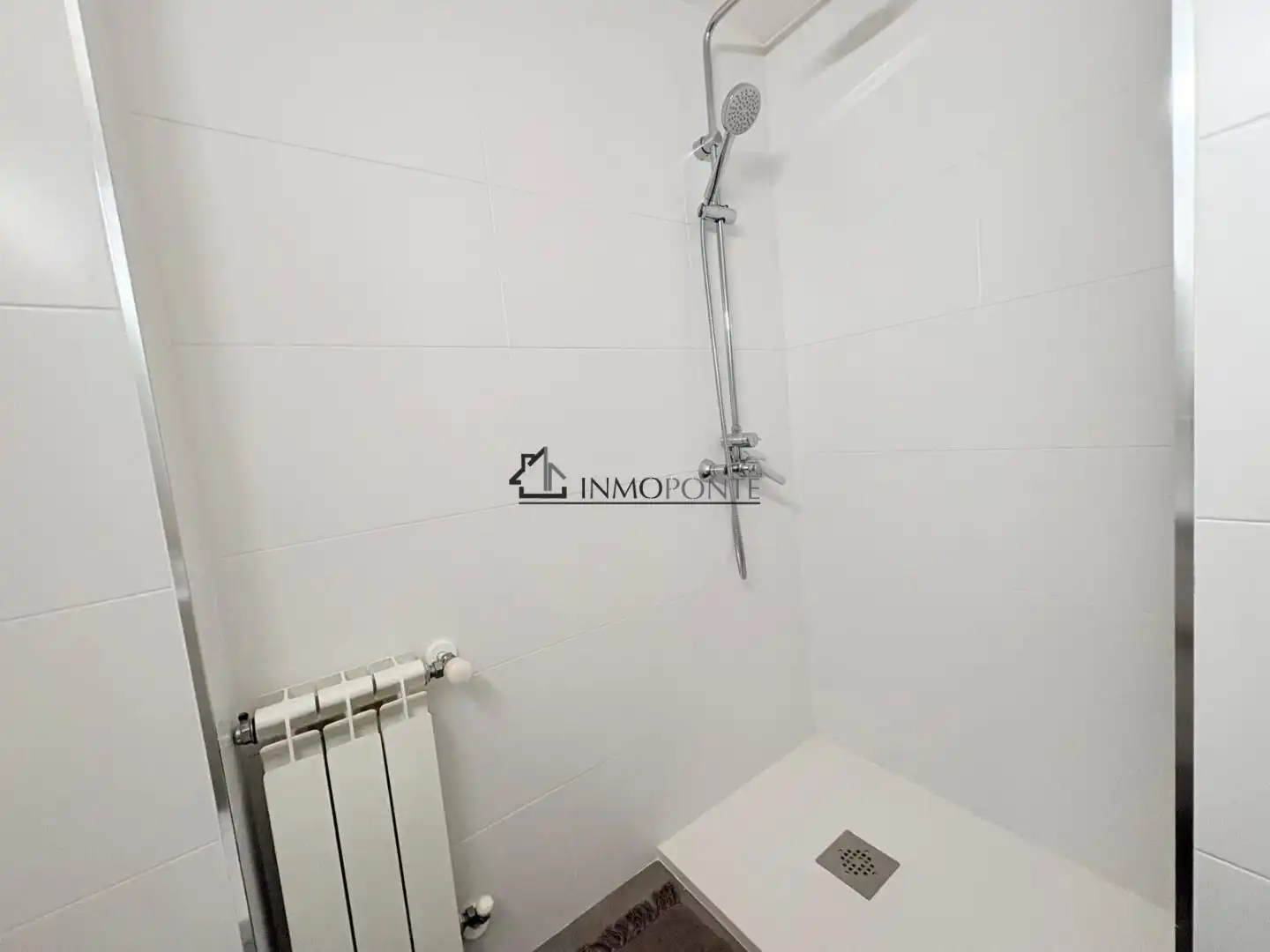 Bathroom of Flat for sale in Pontevedra Capital   with Heating and Storage room
