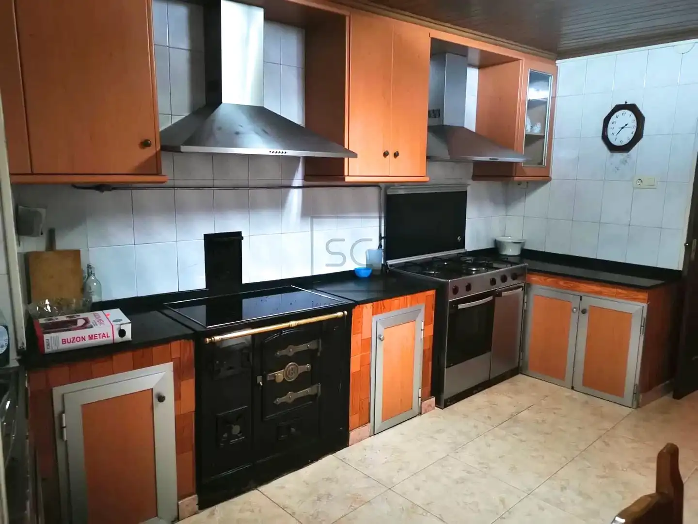 Cuina de Casa adosada en venda en Mañón amb Moblat i Balcó