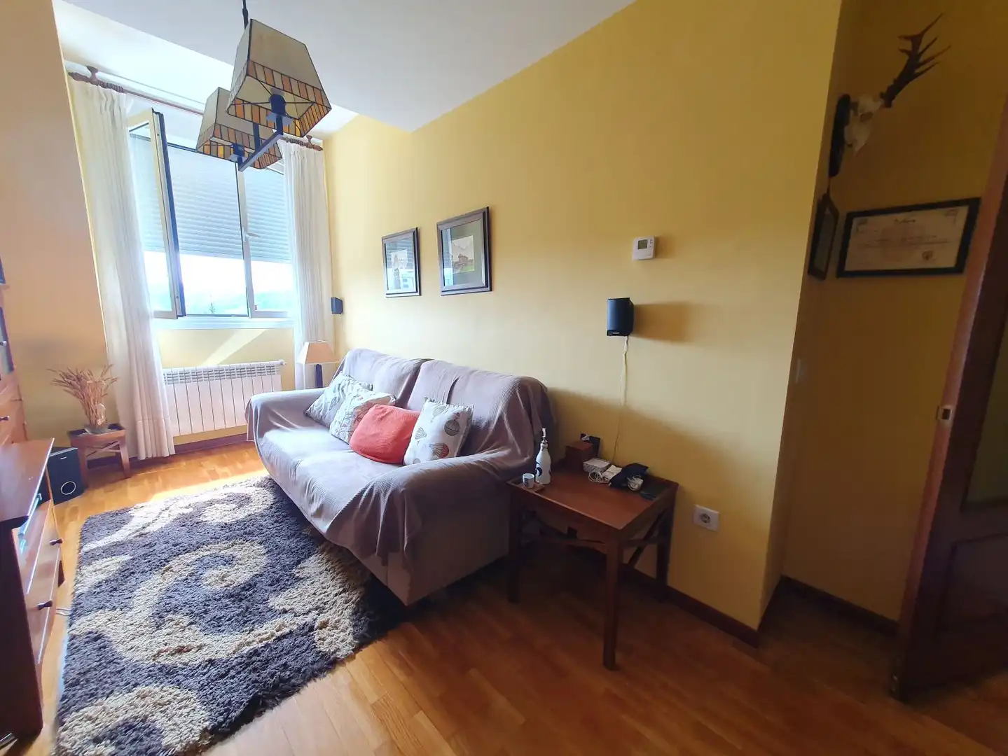 Sala d'estar de Pis en venda en Oviedo  amb Calefacció i Traster