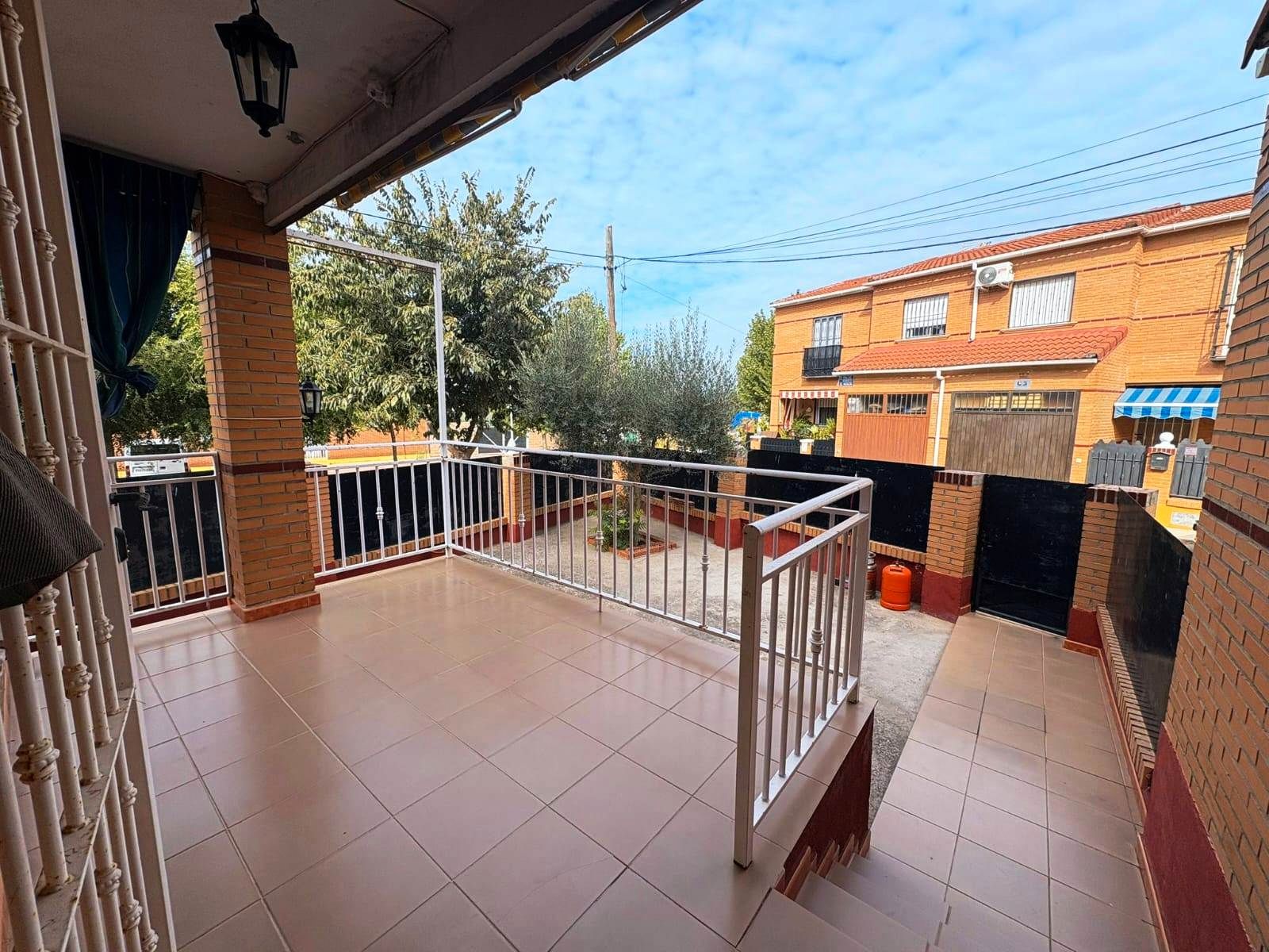 Terraza de Casa adosada en venta en Maqueda con Aire acondicionado, Calefacción y Jardín privado