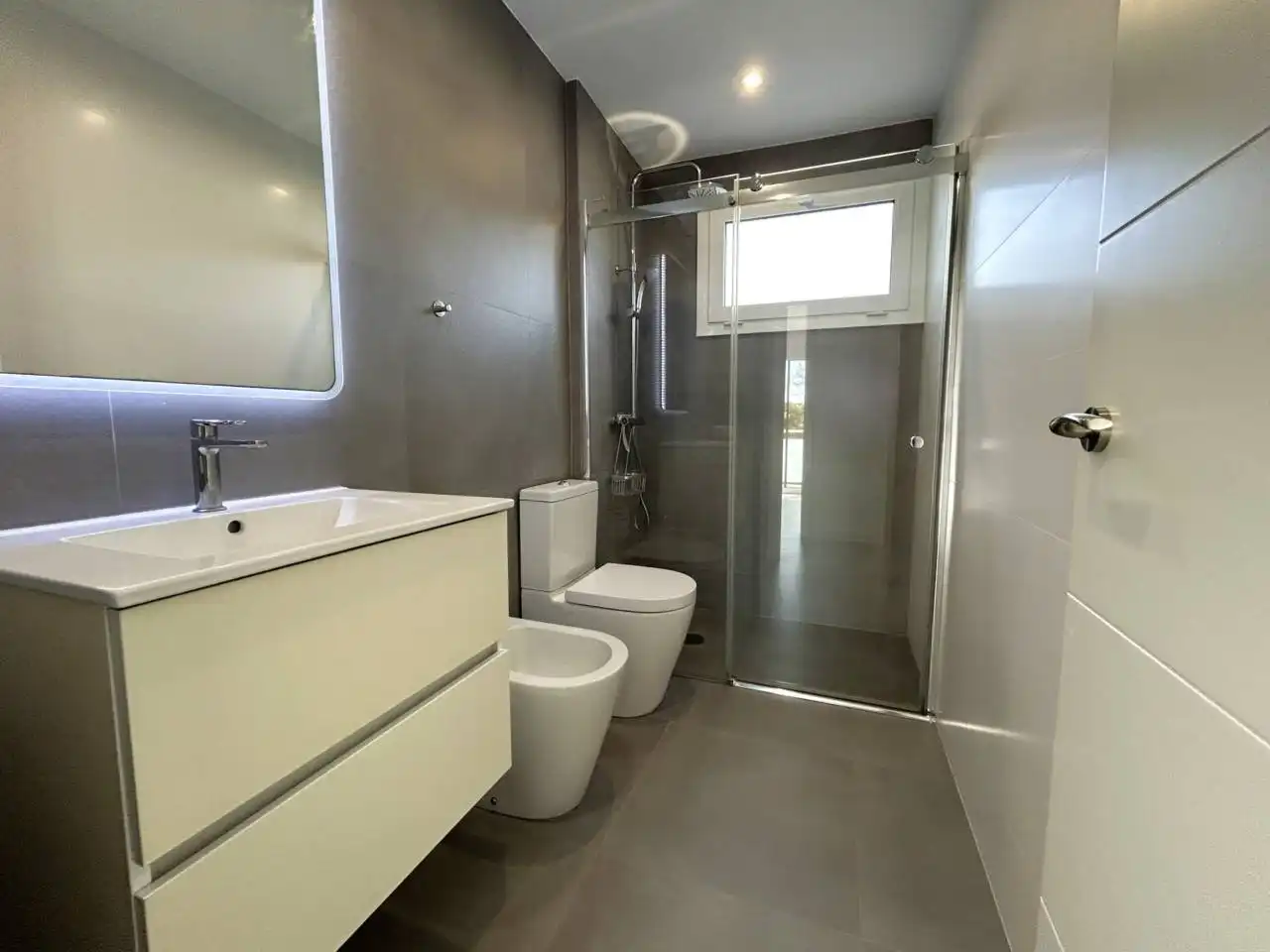 Badezimmer von Wohnungen zum Verkauf in Castell d'Aro, Platja d'Aro i s'Agaró mit Balkon und Alarm