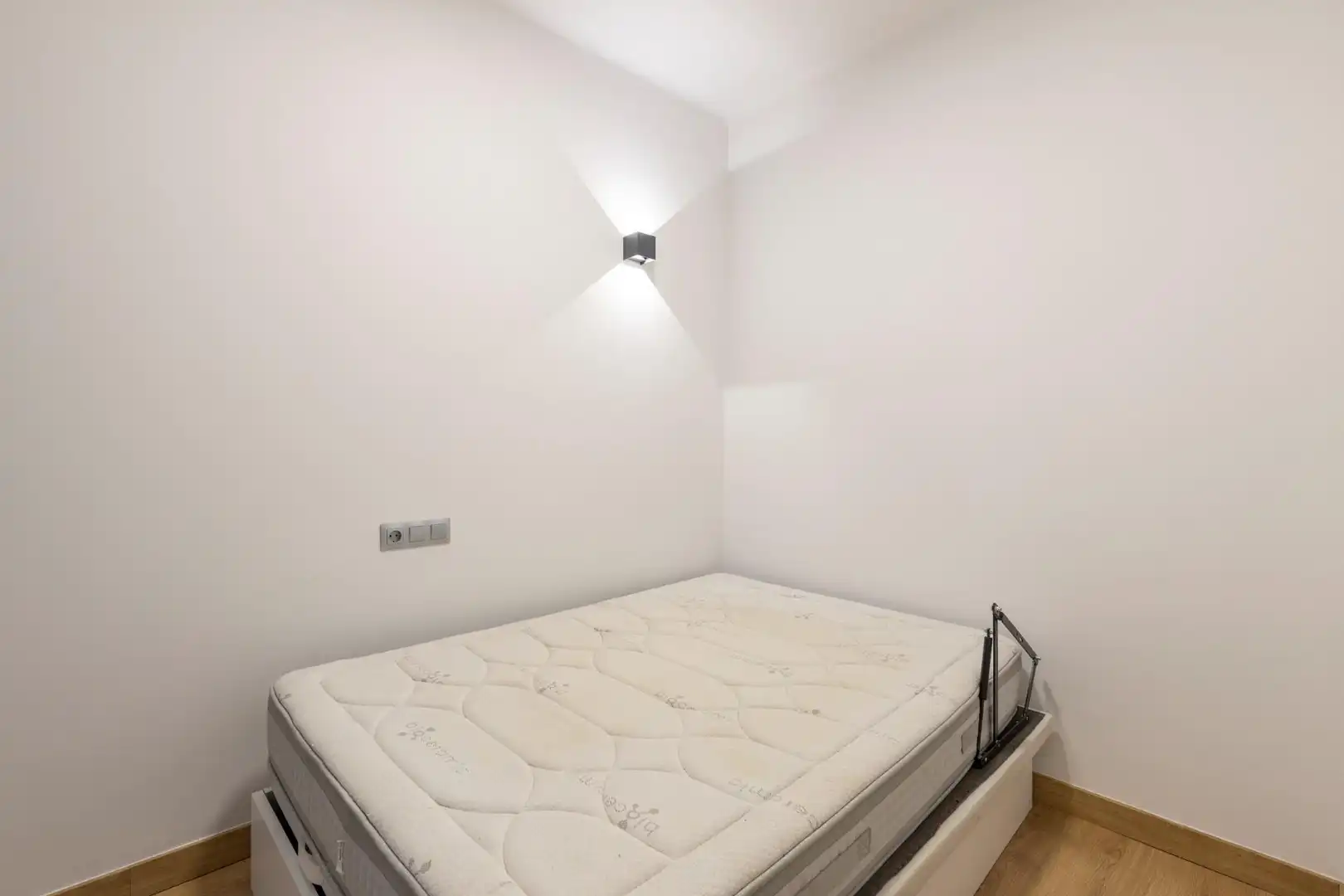 Schlafzimmer von Wohnung zum Verkauf in Granada mit Parkett