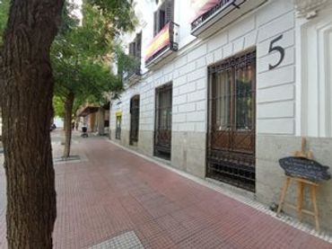 Locale commerciale in affitto a Paseo de Eduardo Dato