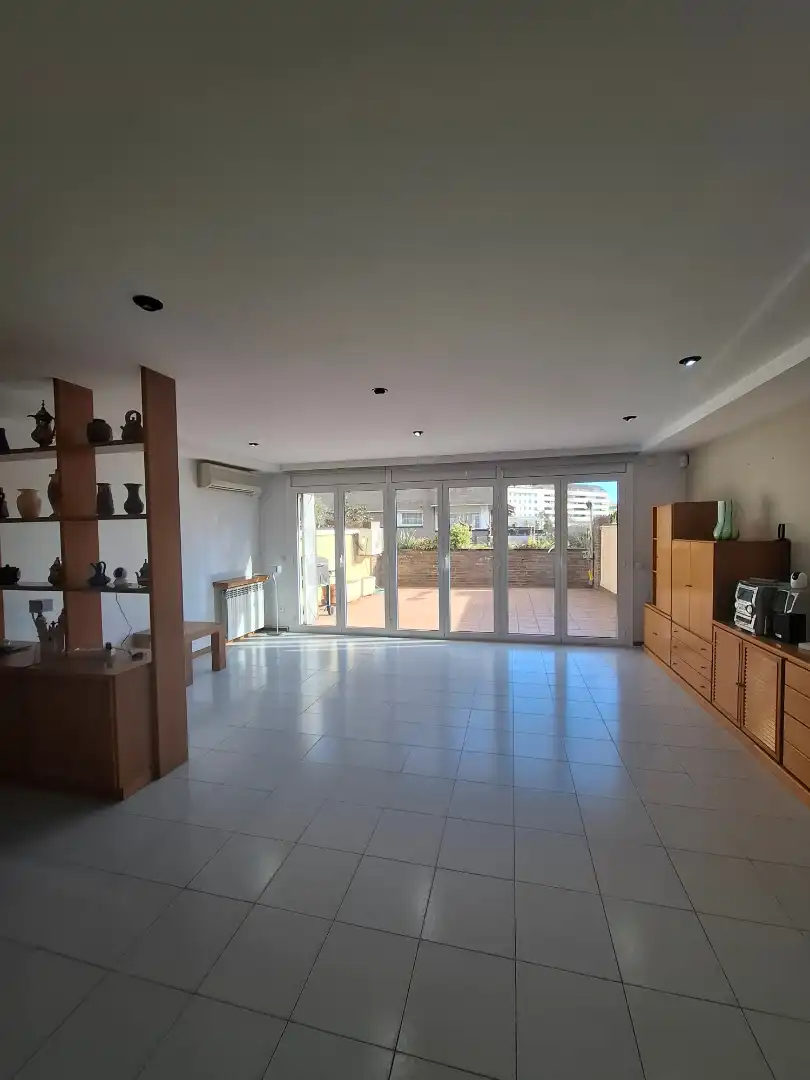 Sala de estar de Casa adosada en venta en Sabadell con Aire acondicionado, Calefacción y Terraza