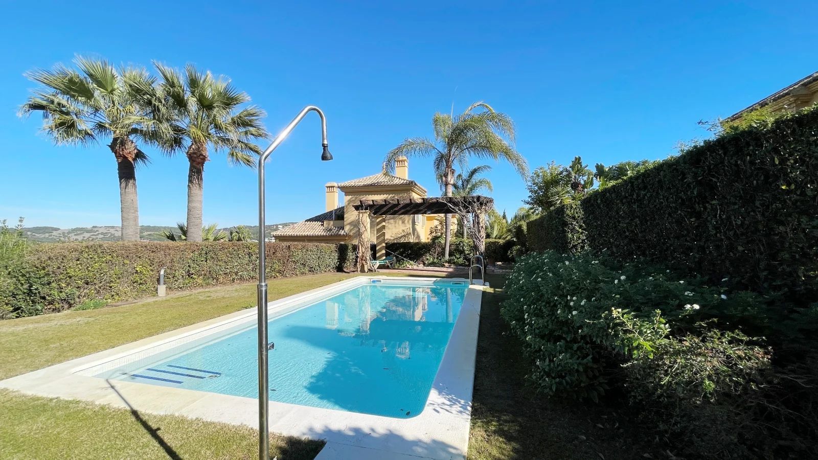 Jardí de Casa adosada en venda en Sotogrande amb Terrassa, Balcó i Piscina comunitària