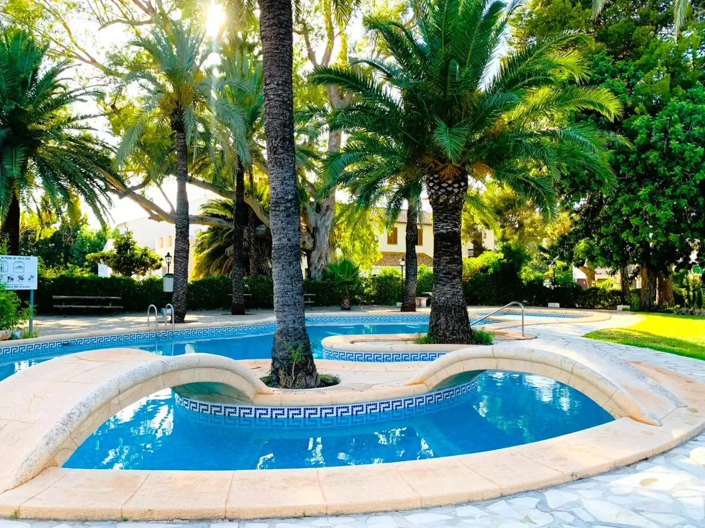 Schwimmbecken von Einfamilien-Reihenhaus zum Verkauf in Dénia mit Klimaanlage, Privatgarten und Terrasse