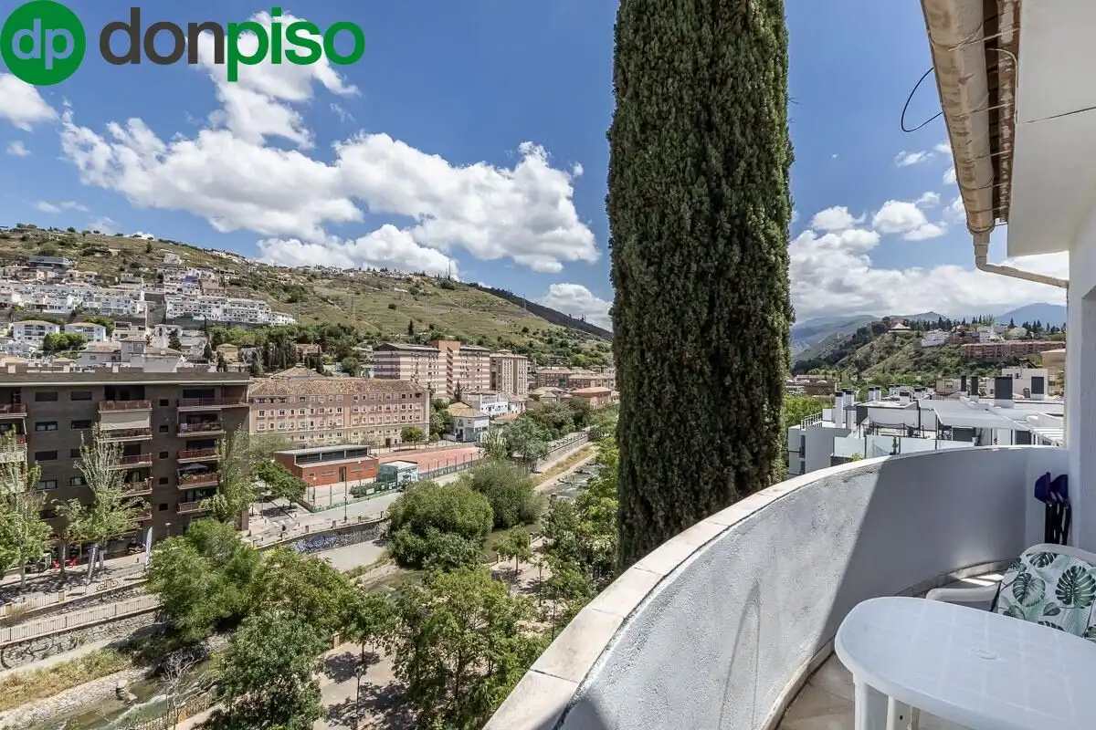 Vista exterior de Casa o xalet en venda en Granada amb Aire condicionat, Calefacció i Terrassa