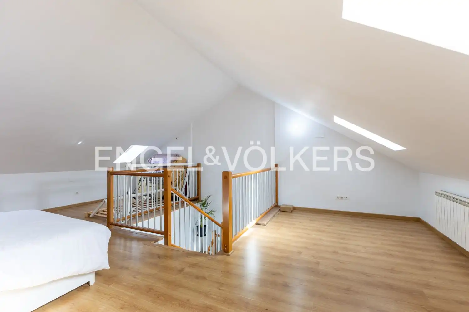 Houses for sale in Requena  with Air Conditioner, Heating and Storage room
