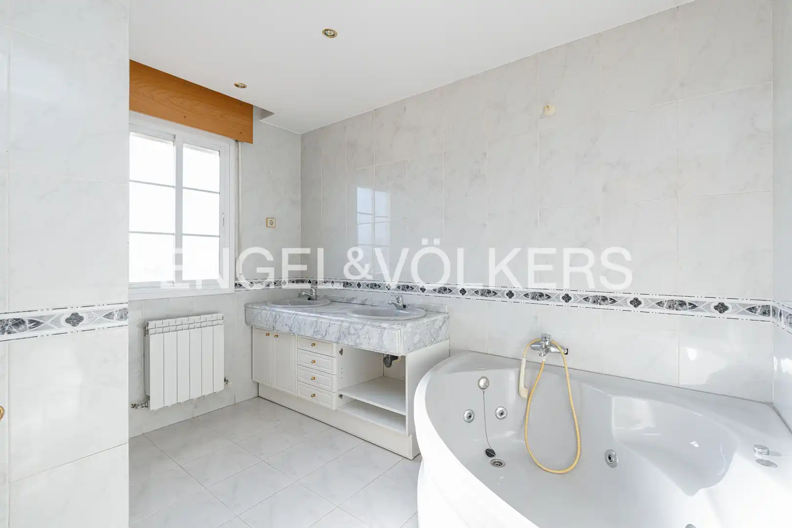 Badezimmer von Dachboden zum Verkauf in Coslada mit Heizung, Parkett und Terrasse