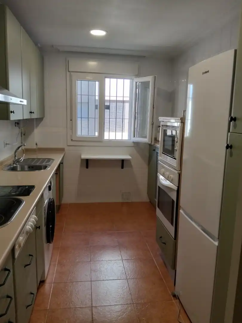 Cocina de Piso de alquiler en Sevilla con Aire acondicionado, Parquet y Terraza