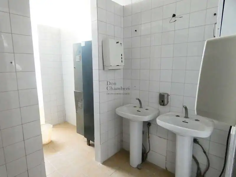 Badezimmer von Fabrikhallen zum Verkauf in Valmojado