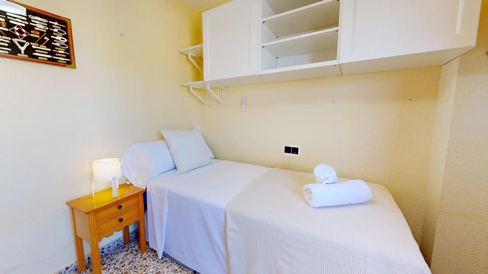 Dormitori de Apartament de lloguer en Elche / Elx amb Aire condicionat, Calefacció i Jardí privat