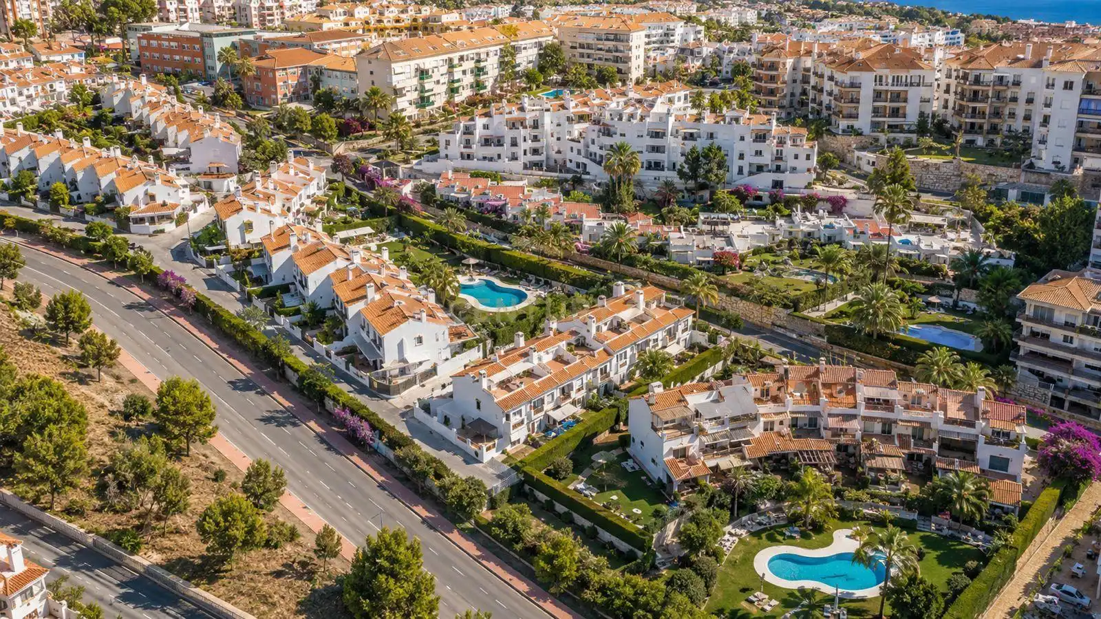 Vista exterior de Casa adosada en venda en Benalmádena amb Traster, Forn i Rentadora
