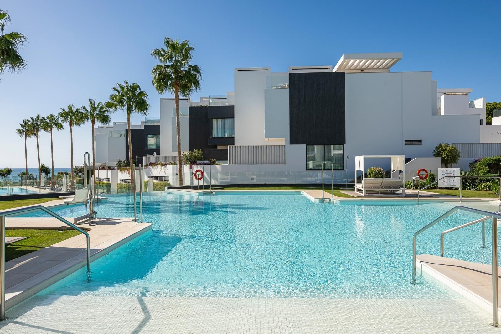Piscina de Casa adosada de lloguer en Estepona amb Aire condicionat, Jardí privat i Terrassa