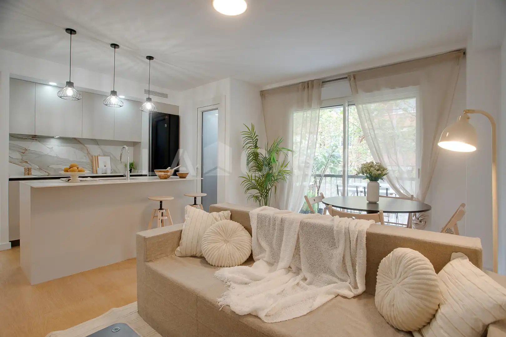 Wohnzimmer von Wohnung zum Verkauf in Barcelona mit Heizung und Balkon