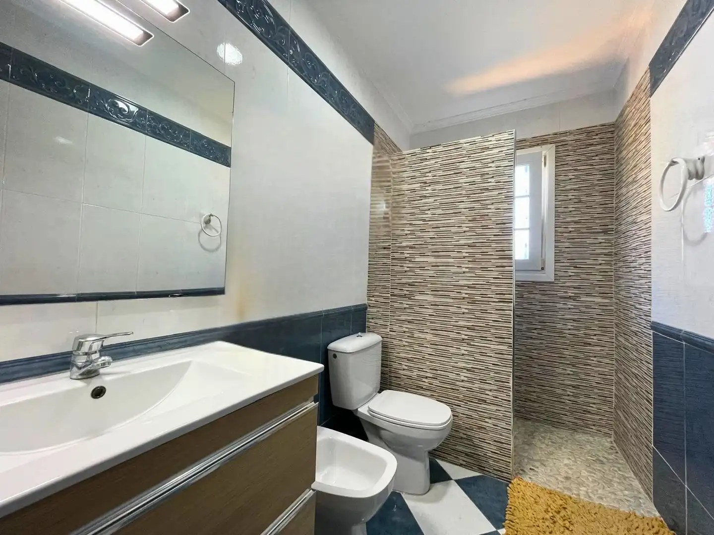 Badezimmer von Haus oder Chalet zum Verkauf in Aljaraque mit Klimaanlage, Heizung und Privatgarten