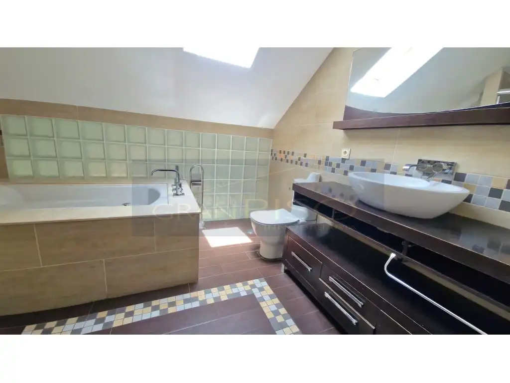 Baño de Dúplex en venta en Estepona con Terraza y Piscina comunitaria