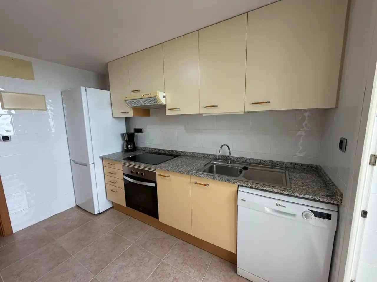 Cocina de Apartamento en venta en La Manga del Mar Menor con Aire acondicionado, Calefacción y Jardín privado