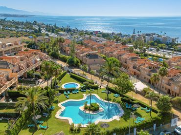 Semi-detached house with pool for sale in Playa Bahía Dorada