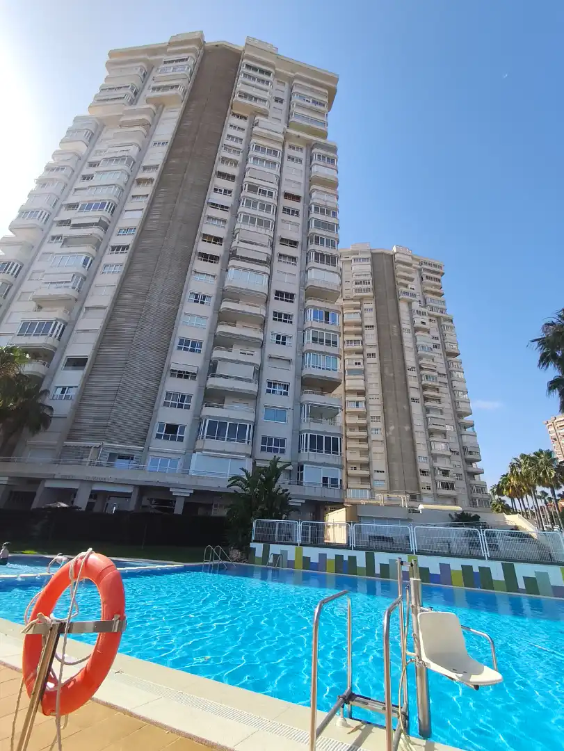 Vista exterior de Piso en venta en Benidorm con Amueblado, Lavadora y Balcón