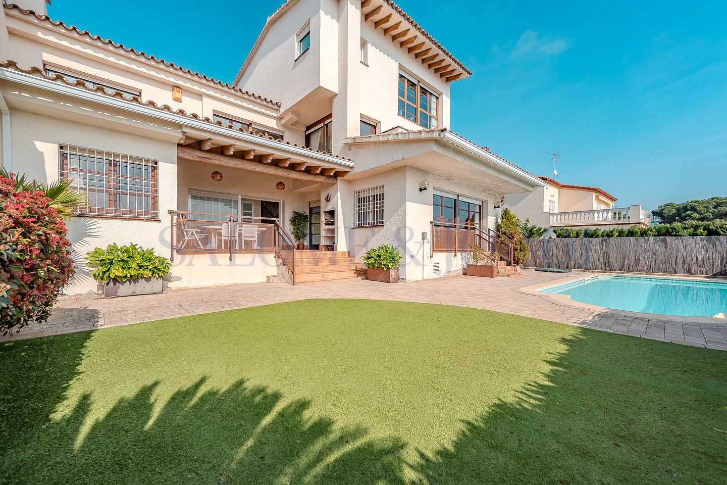 Außenansicht von Einfamilien-Reihenhaus zum Verkauf in Sant Andreu de Llavaneres mit Heizung, Privatgarten und Parkett