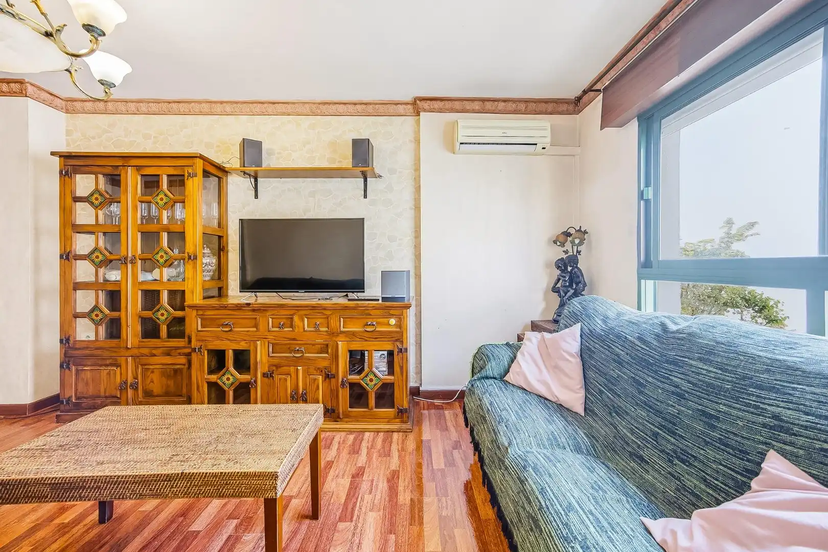 Sala d'estar de Pis en venda en Chiclana de la Frontera amb Aire condicionat, Parquet i Moblat