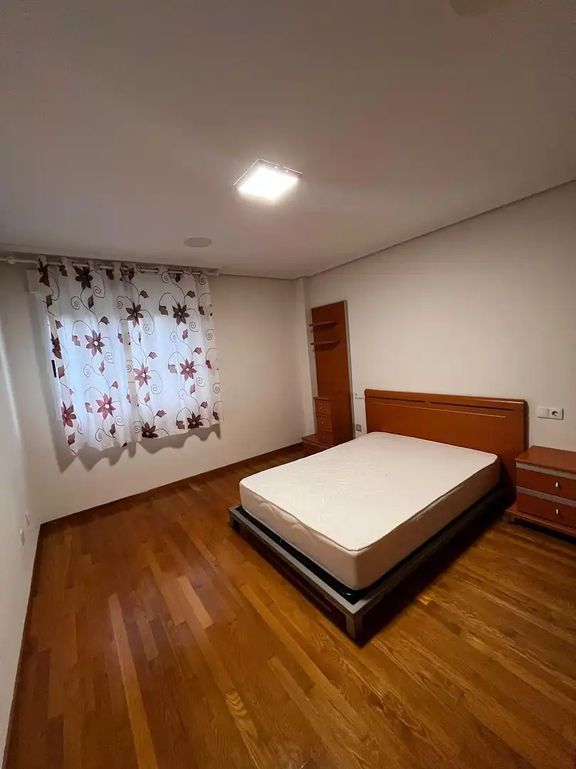 Schlafzimmer von Wohnung zur Miete in Ponferrada mit Heizung und Balkon