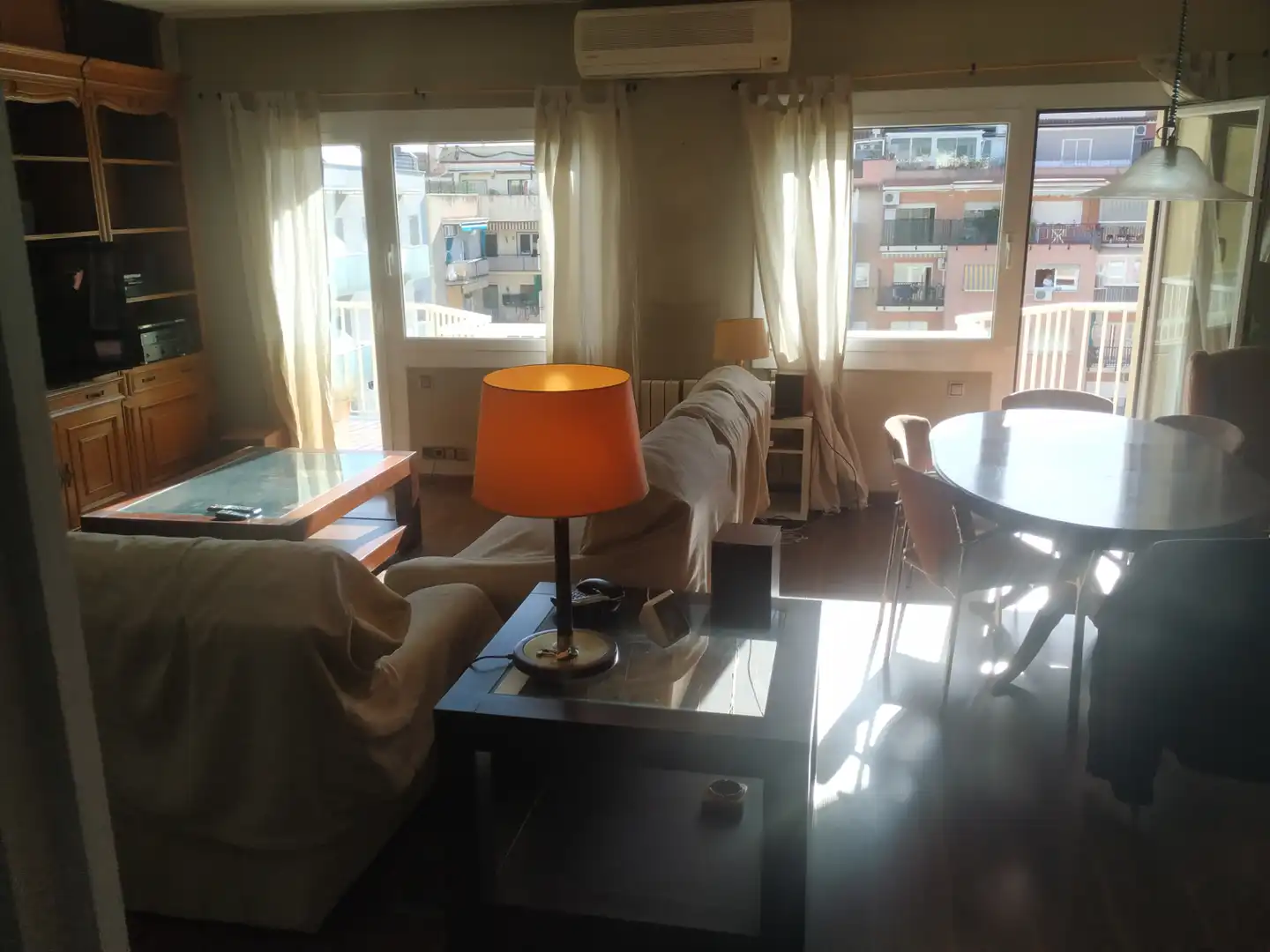 Wohnzimmer von Dachboden zur Miete in Barcelona mit Heizung, Ofen und Balkon