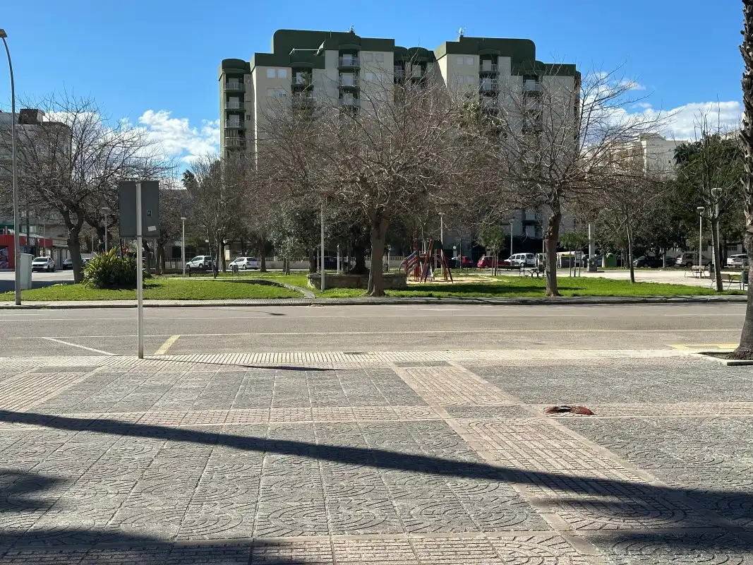 Vista exterior de Local de alquiler en Gandia con Terraza y Alarma