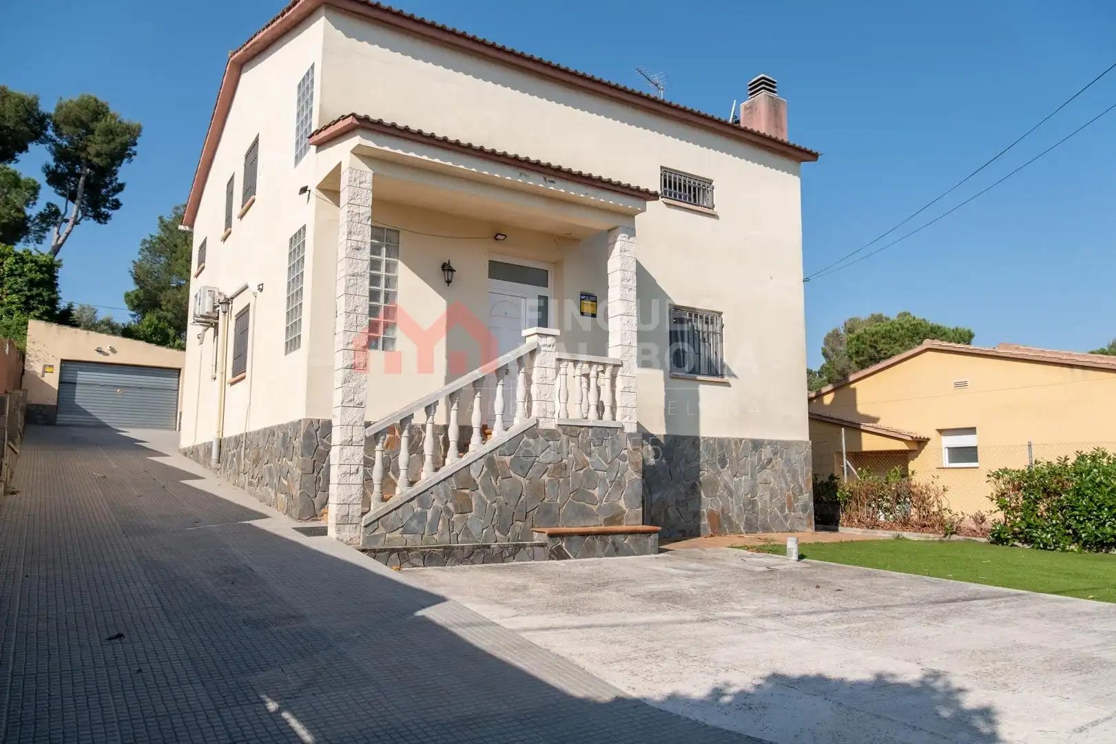 Vista exterior de Casa o xalet en venda en La Torre de Claramunt amb Aire condicionat, Calefacció i Jardí privat