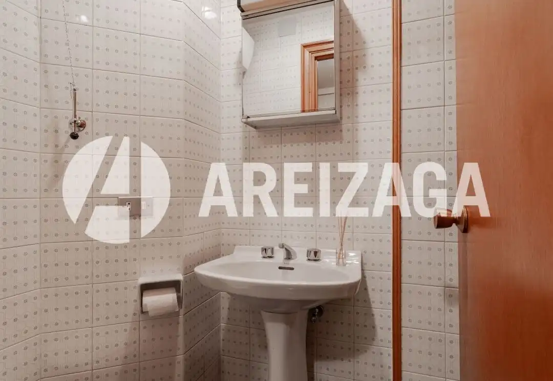 Bany de Pis en venda en Donostia - San Sebastián  amb Aire condicionat, Calefacció i Terrassa
