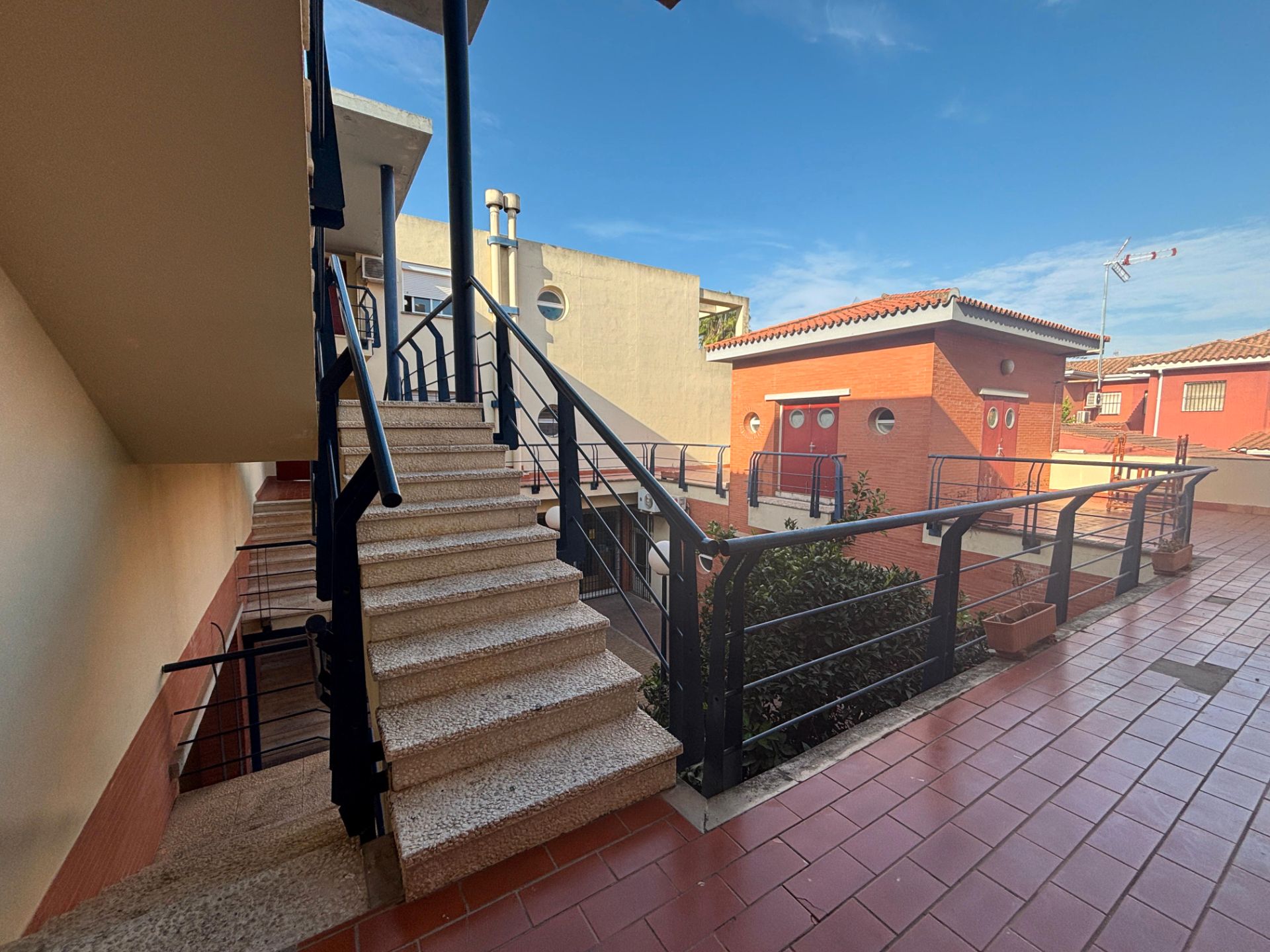 Vista exterior de Oficina en venta en Bormujos con Aire acondicionado y Terraza