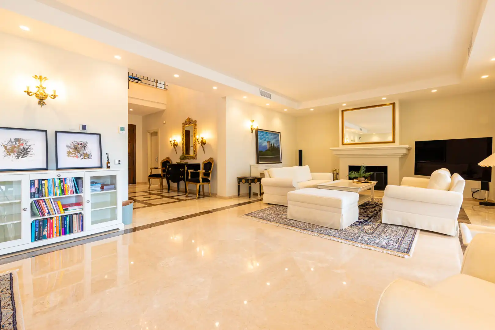 Sala d'estar de Casa o xalet en venda en Marbella amb Aire condicionat, Jardí privat i Terrassa