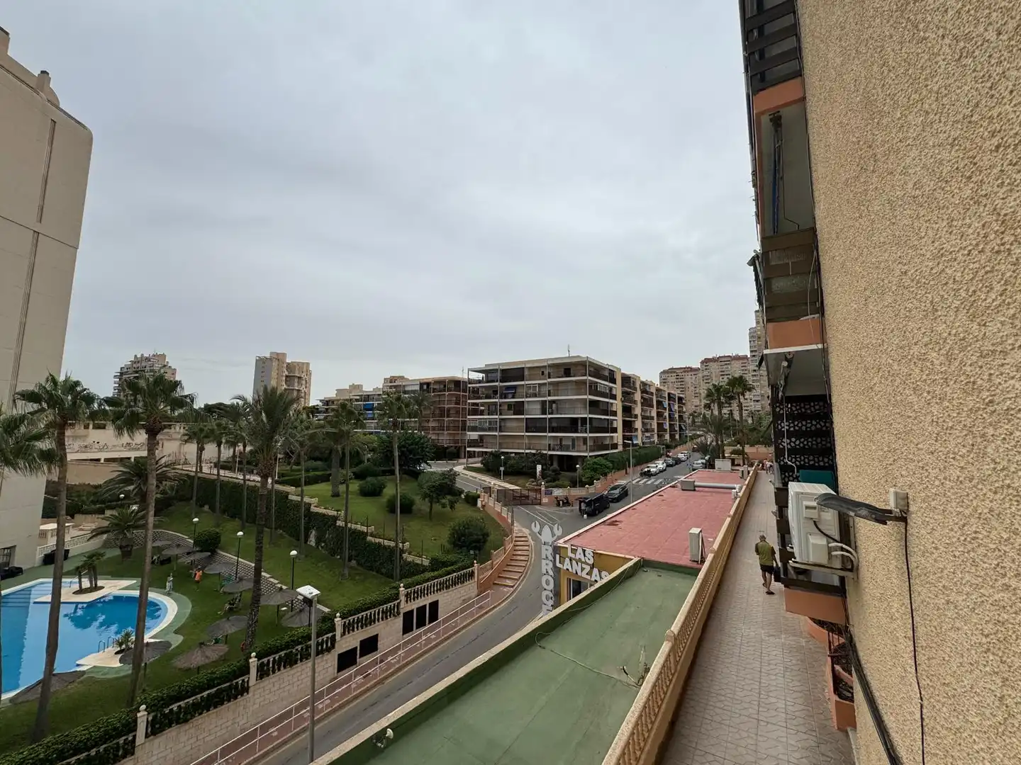 Vista exterior de Apartament de lloguer en El Campello amb Jardí privat, Terrassa i Moblat