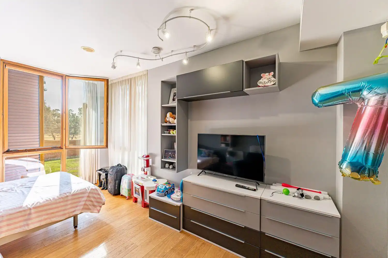 Sala de estar de Casa o chalet en venta en Nuevo Baztán con Aire acondicionado, Jardín privado y Terraza