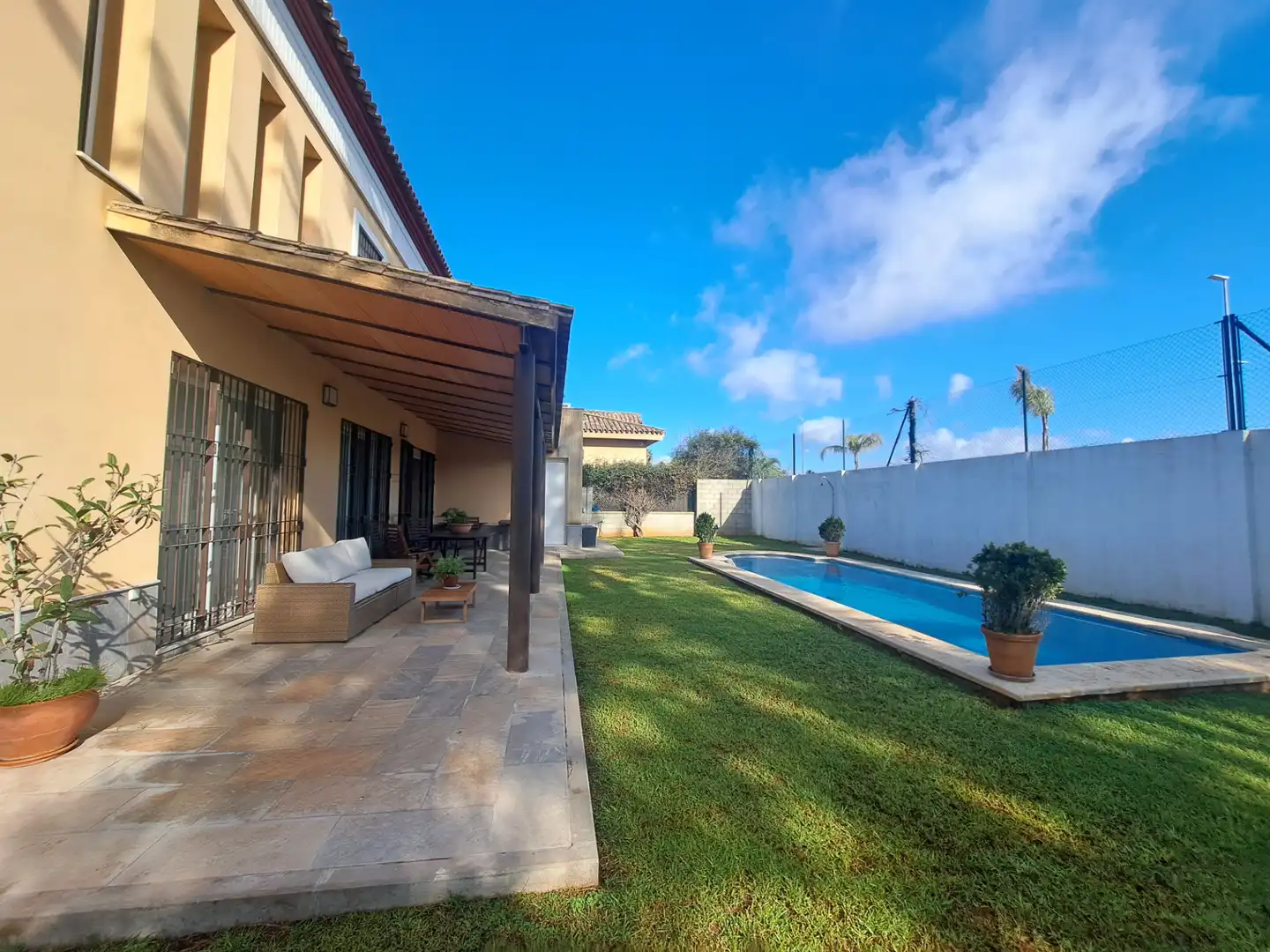 Piscina de Casa o xalet en venda en Dos Hermanas amb Aire condicionat, Jardí privat i Terrassa