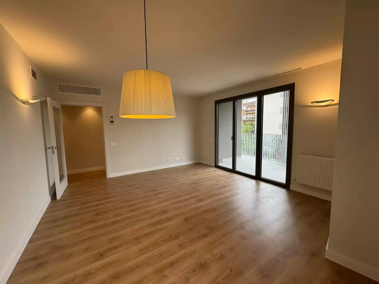 Sala d'estar de Pis de lloguer en Girona amb Aire condicionat, Calefacció i Parquet