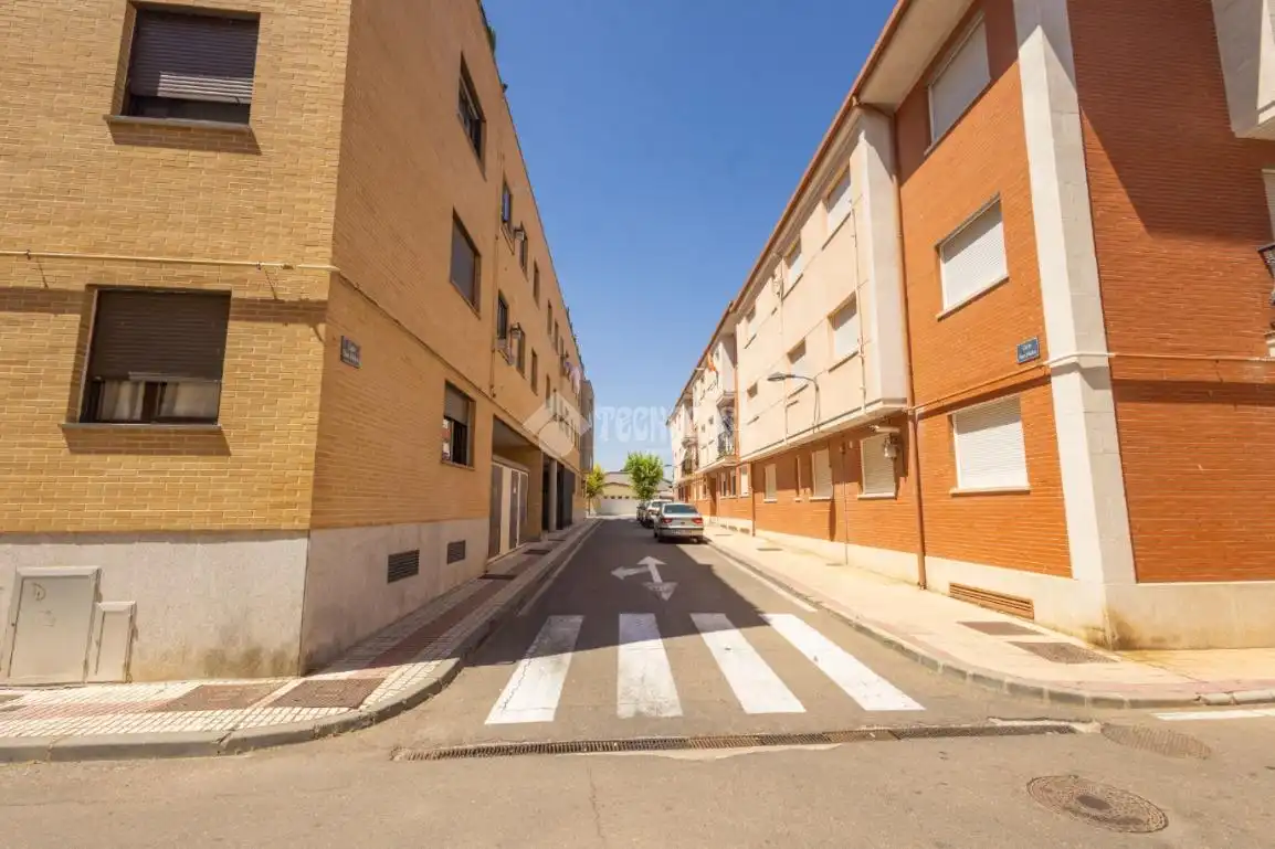 Vista exterior de Piso en venta en Castellanos de Moriscos con Calefacción, Terraza y Trastero