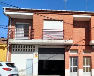 Exterior view of House or chalet for sale in Villaquilambre  with Private garden, Terrace and Storage room