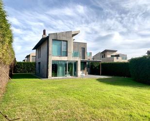 Vista exterior de Casa o xalet en venda en Santa Cruz de Bezana amb Terrassa