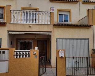 Vista exterior de Casa adosada en venda en Orihuela amb Aire condicionat, Terrassa i Balcó