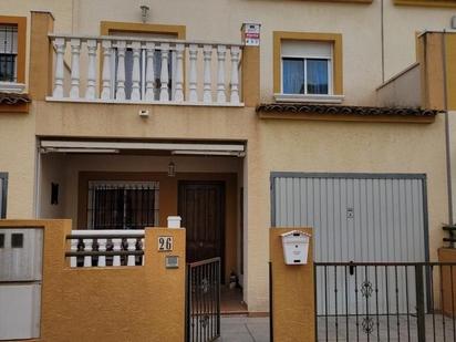 Vista exterior de Casa adosada en venda en Orihuela amb Aire condicionat, Terrassa i Balcó