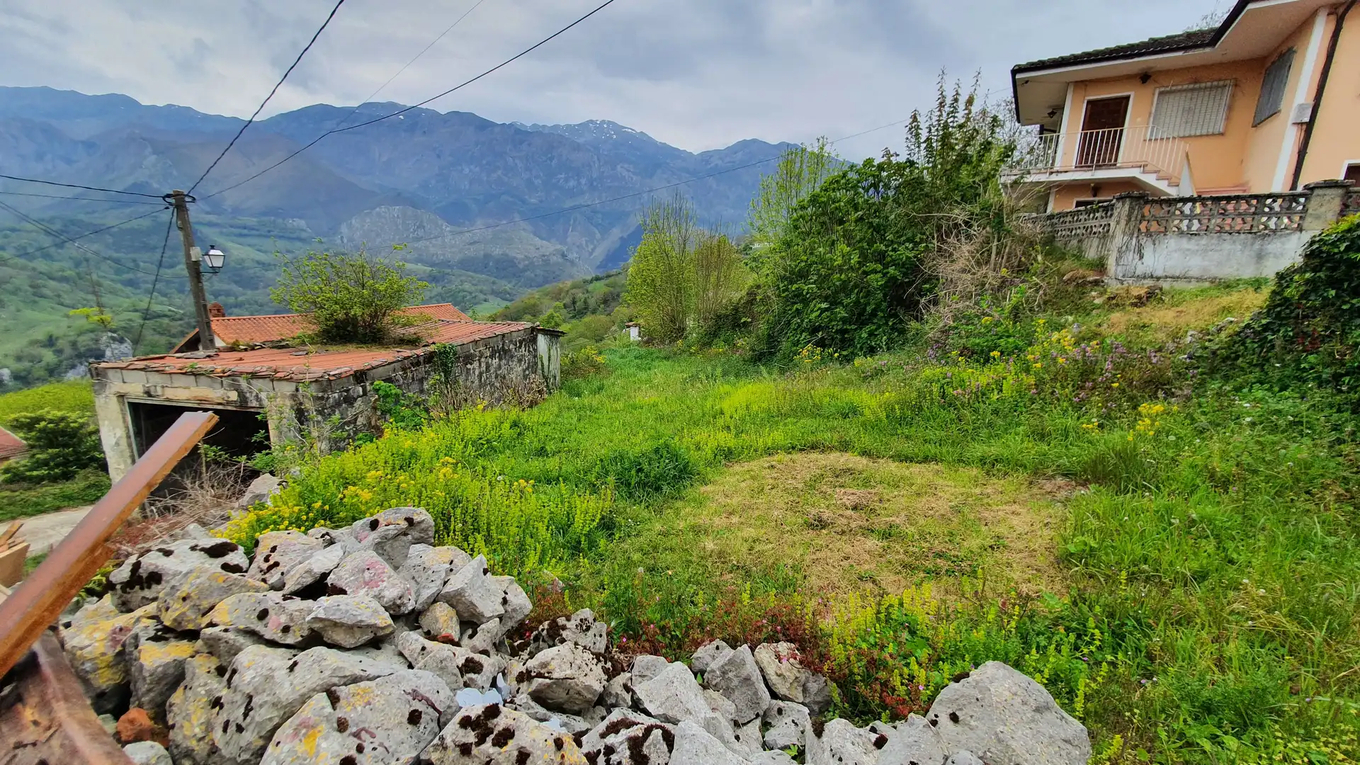Casa adosada en venda en Cabrales amb Jardí privat, Traster i Balcó